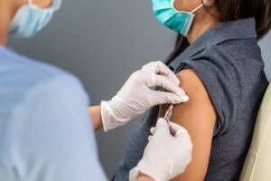 Efek Samping Vaksin COVID-19 yang Lebih Serius